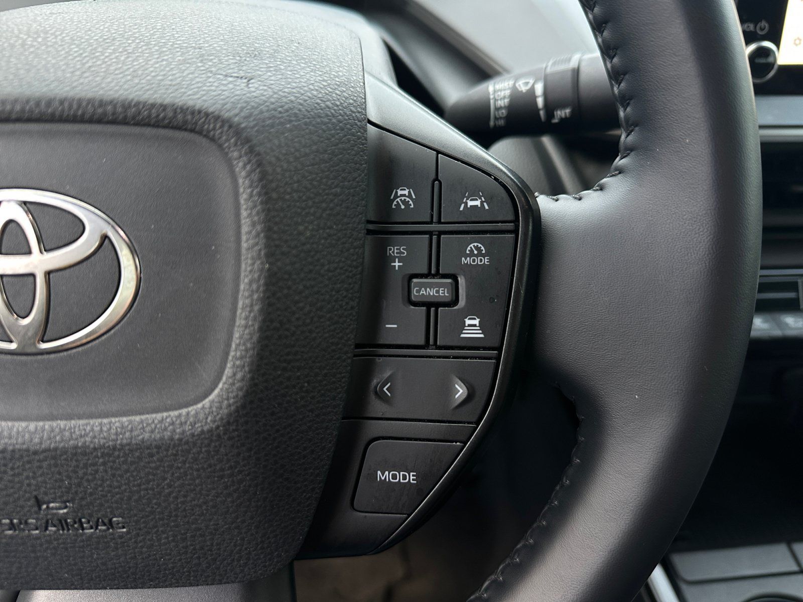 Used 2025 Toyota Prius LE FWD image 20