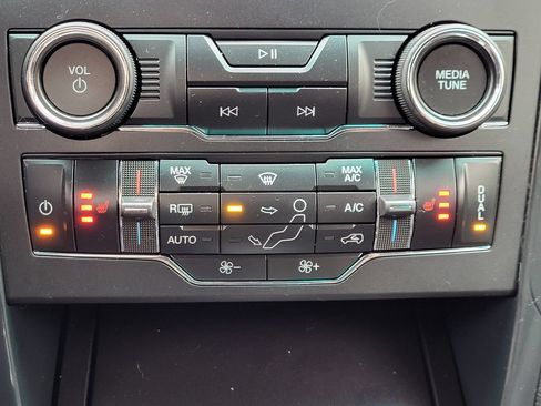 Used 2019 Ford Explorer XLT w/ Equipment Group 201A AWD/4WD image 22