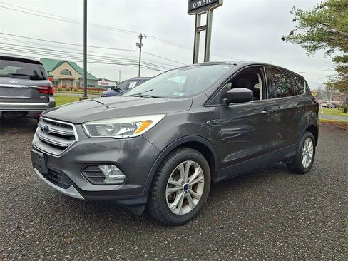 Used 2017 Ford Escape SE image 3
