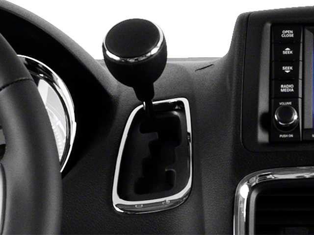 Used 2012 Chrysler Town & Country Touring w/ Entertainment Group #1 FWD image 7