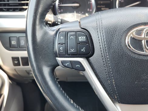 Used 2017 Toyota Highlander AWD V6 image 30