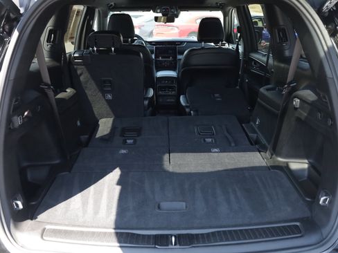 Used 2024 Jeep Grand Cherokee L Limited w/ Luxury Tech Group II image 18