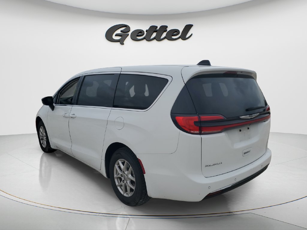 Used 2024 Chrysler Pacifica Touring-L FWD image 7