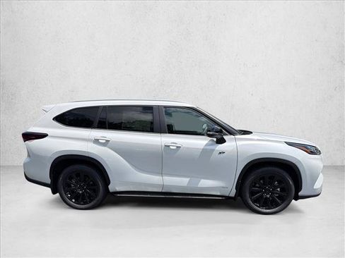 Used 2026 Toyota Highlander XLE AWD/4WD image 2