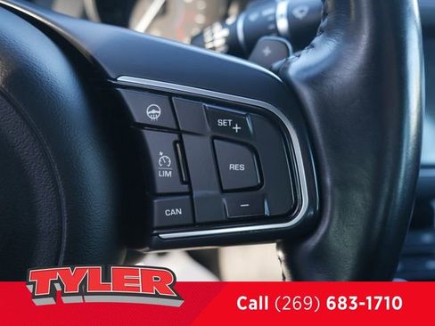 Used 2017 Jaguar XF Premium image 27