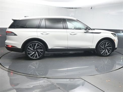 Used 2025 Lincoln Aviator Reserve w/ Equipment Group 201A image 8