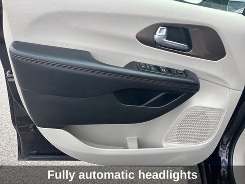 Used 2017 Chrysler Pacifica Touring-L FWD image 12