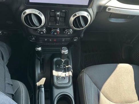 Used 2016 Jeep Wrangler Unlimited Rubicon w/ Connectivity Group AWD/4WD image 18