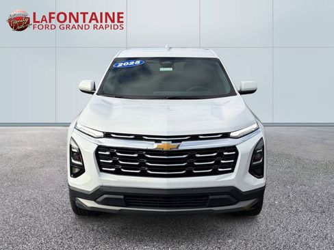 Used 2025 Chevrolet Equinox LT image 2