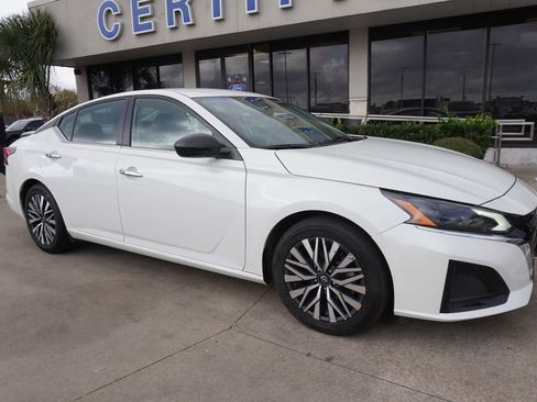 Used 2024 Nissan Altima 2.5 SV image 1