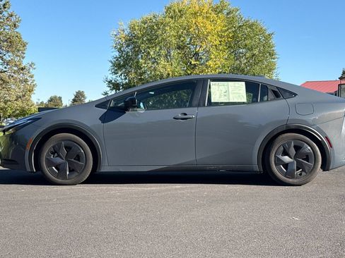 Used 2025 Toyota Prius LE FWD image 7