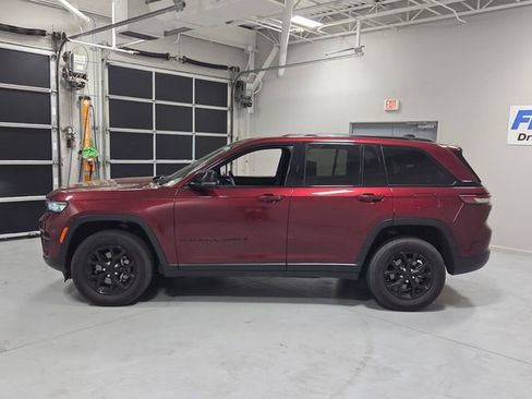 Used 2025 Jeep Grand Cherokee Altitude AWD/4WD image 4