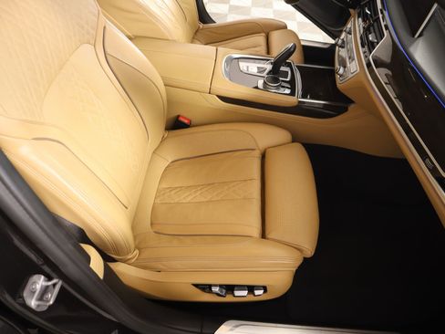 Used 2022 BMW 740i w/ Premium Package image 14