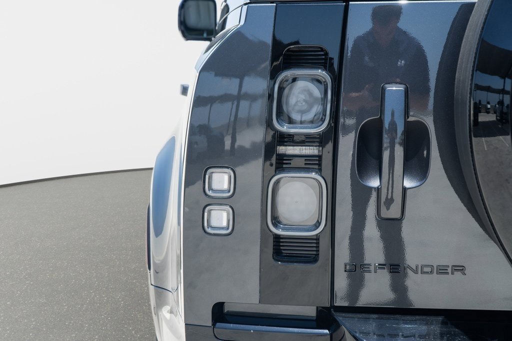 Used 2025 Land Rover Defender 130 V8 AWD/4WD image 8