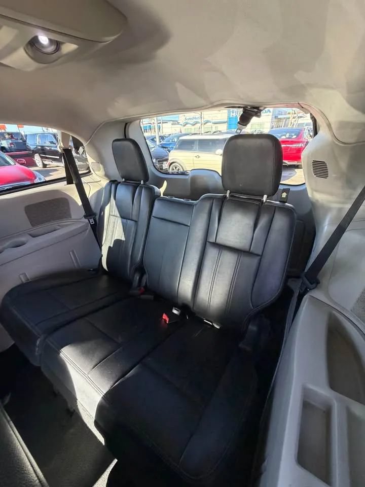 Used 2012 Chrysler Town & Country Touring w/ Entertainment Group #1 FWD image 9