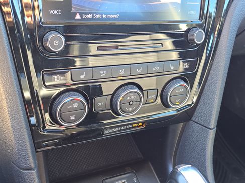 Used 2022 Volkswagen Passat 2.0T SE image 25