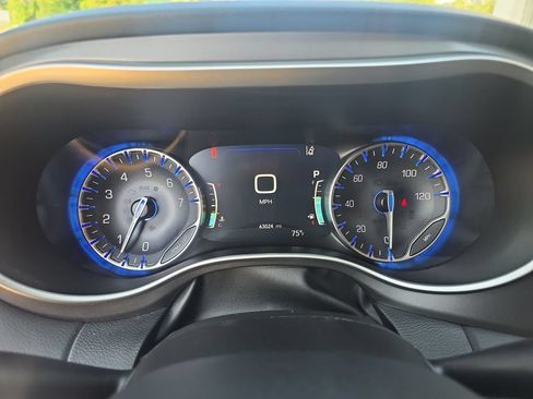 Used 2024 Chrysler Pacifica Touring-L FWD image 13