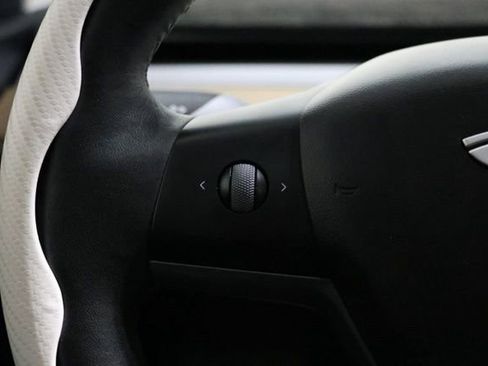 Used 2022 Tesla Model Y Long Range image 18