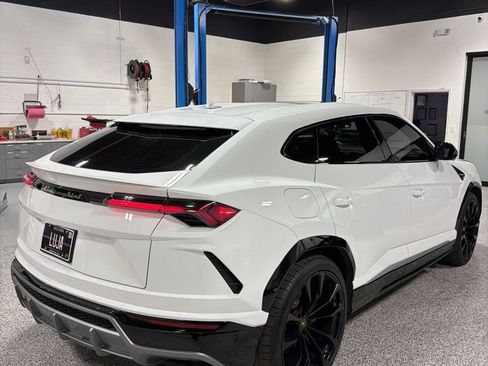 Used 2020 Lamborghini Urus AWD/4WD image 3