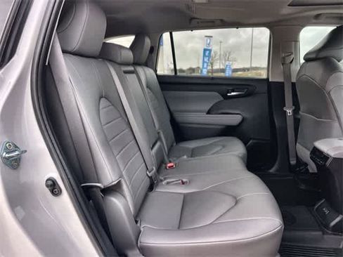 Used 2024 Toyota Highlander XLE image 14