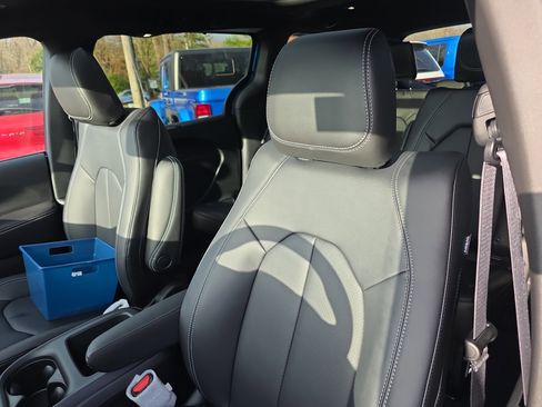 New 2026 Chrysler Pacifica Select image 5