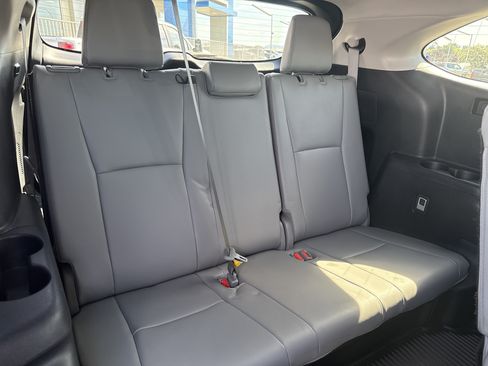 Used 2022 Toyota Highlander XLE AWD/4WD image 14