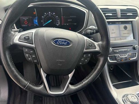 Used 2017 Ford Fusion SE w/ Equipment Group 201A FWD image 4