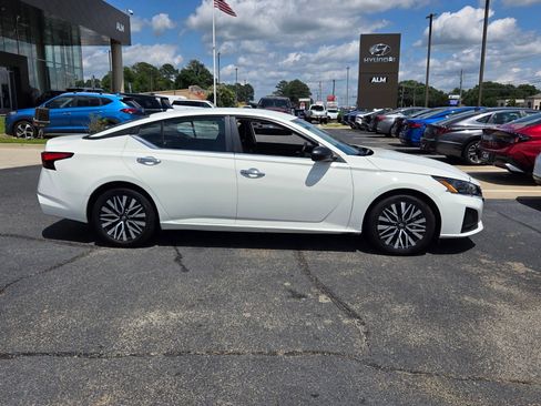 Used 2025 Nissan Altima 2.5 SV FWD image 14