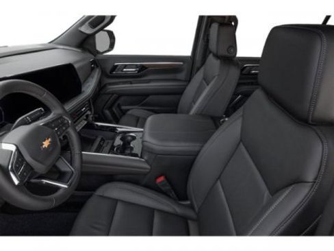 Used 2025 Chevrolet Suburban LT image 8