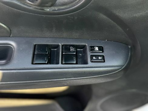 Used 2012 Nissan Versa SV FWD image 18
