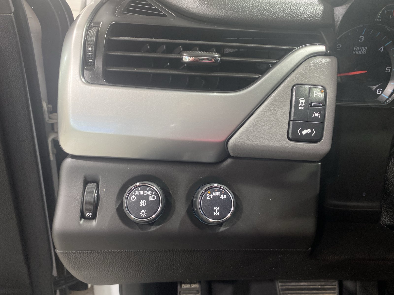 Used 2018 Chevrolet Suburban LT AWD/4WD image 29