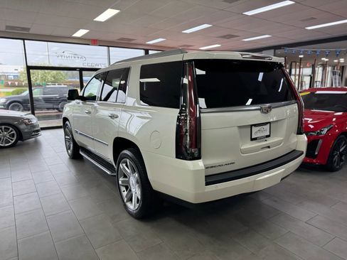 Used 2015 Cadillac Escalade Luxury image 3