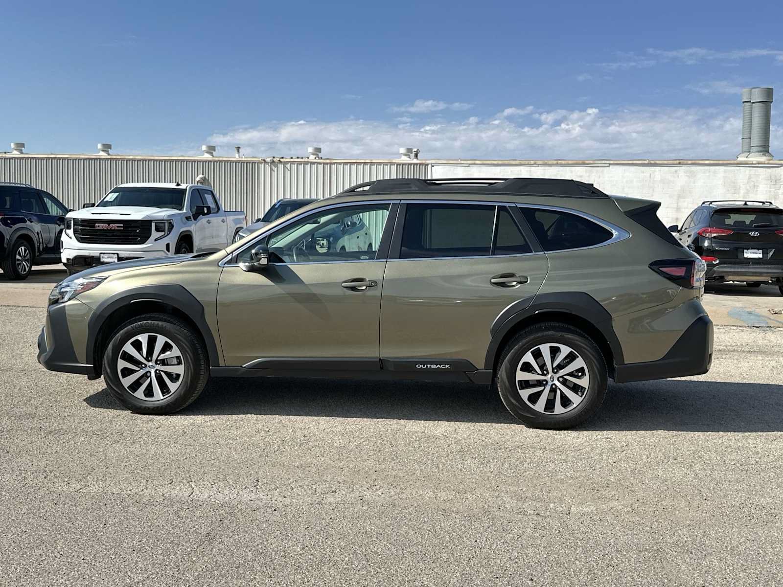 Used 2025 Subaru Outback Premium AWD/4WD image 11