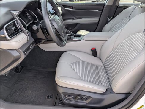 Used 2024 Toyota Camry SE image 9