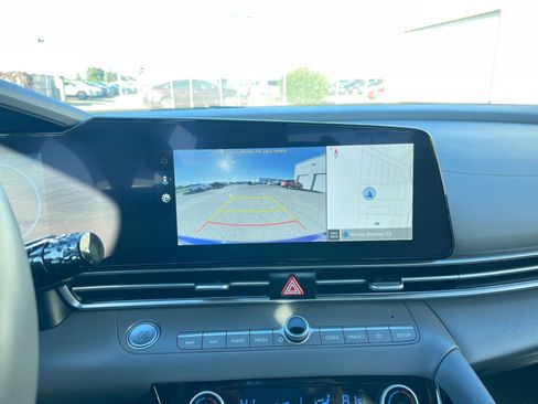 Used 2025 Hyundai Elantra SEL image 17