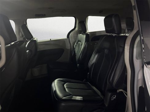 Used 2024 Chrysler Pacifica Touring-L image 13