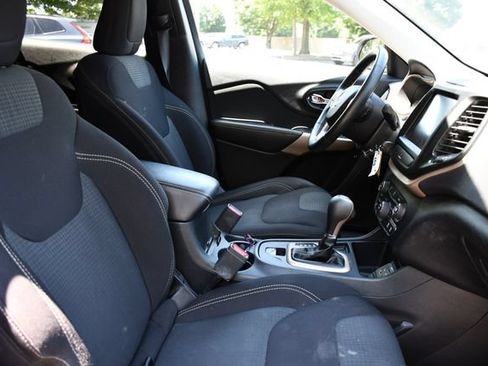 Used 2017 Jeep Cherokee Latitude w/ Cold Weather Group FWD image 25