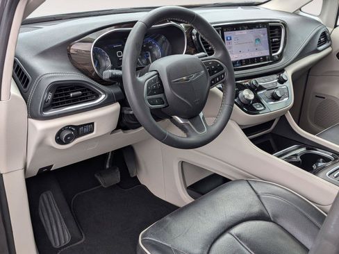 Used 2022 Chrysler Pacifica Limited AWD/4WD image 9