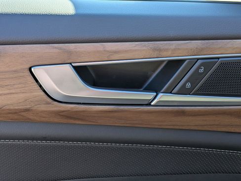 Used 2025 Volkswagen Atlas SE image 12