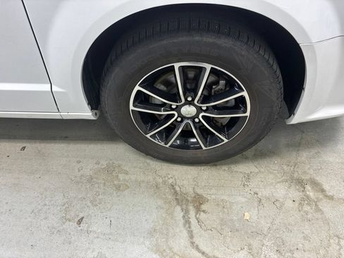 Used 2018 Dodge Grand Caravan SXT w/ Blacktop Package FWD image 4