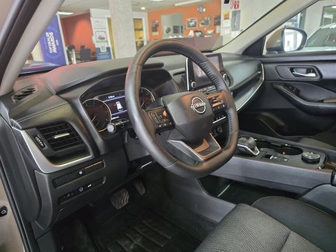 Used 2025 Nissan Rogue SV image 7