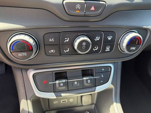 Used 2024 GMC Terrain SLE w/ Driver Convenience Package AWD/4WD image 19