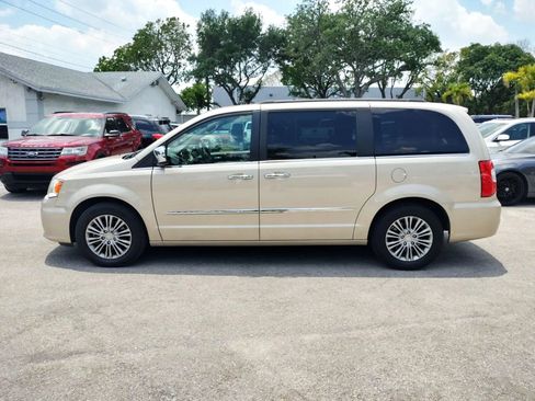 Used 2014 Chrysler Town & Country Touring-L w/ Driver Convenience Group FWD image 4
