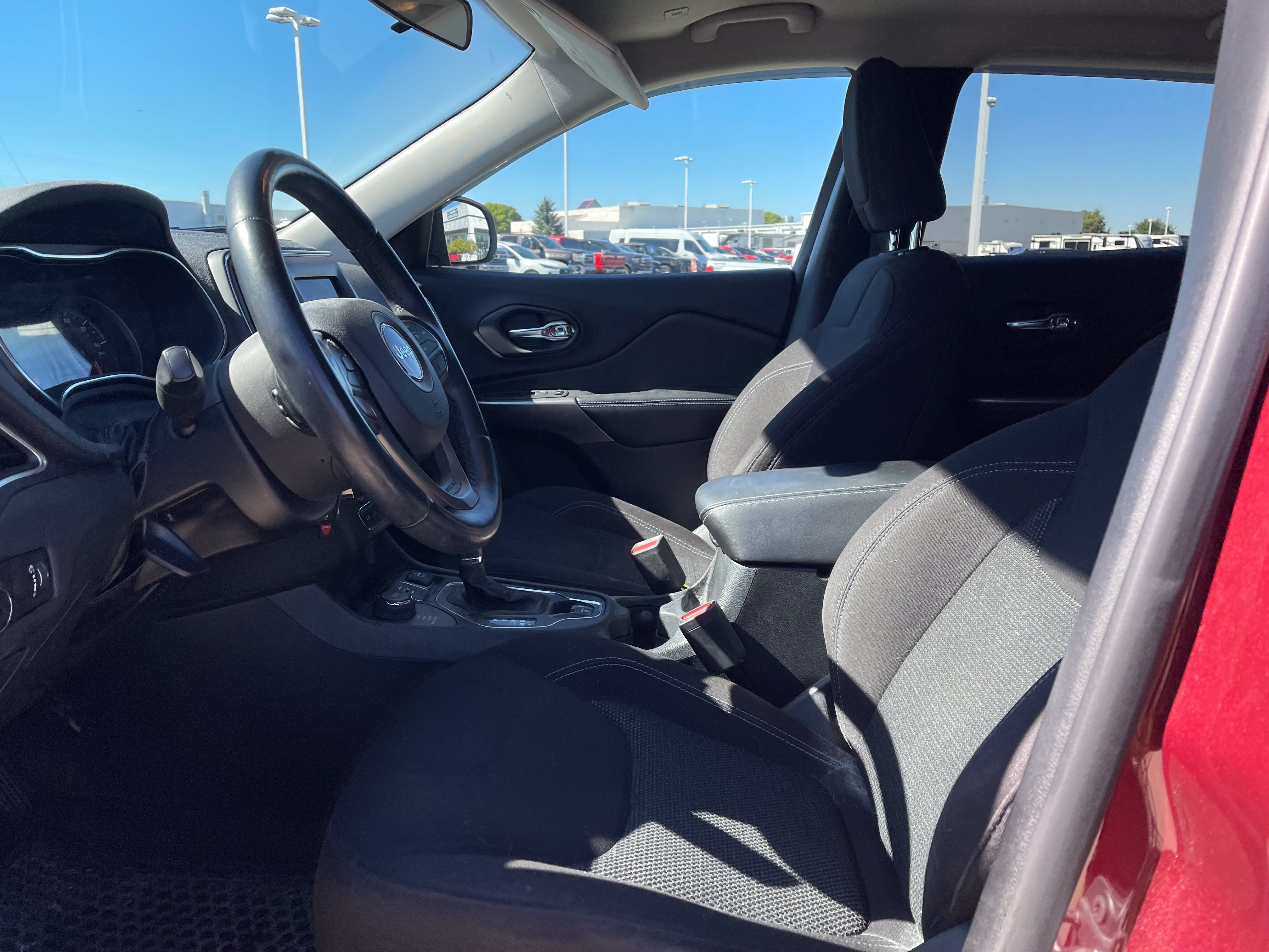 Used 2019 Jeep Cherokee Latitude w/ Cold Weather Group AWD/4WD image 13