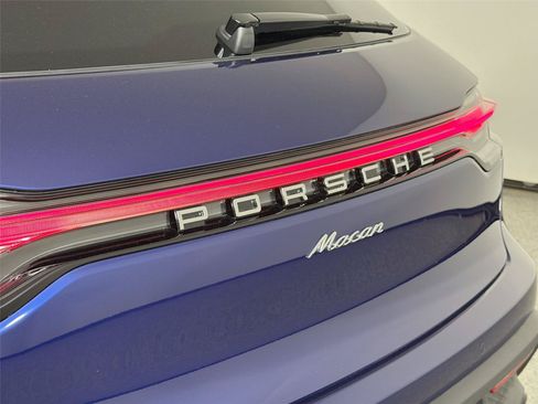 Certified 2026 Porsche Macan AWD/4WD image 17