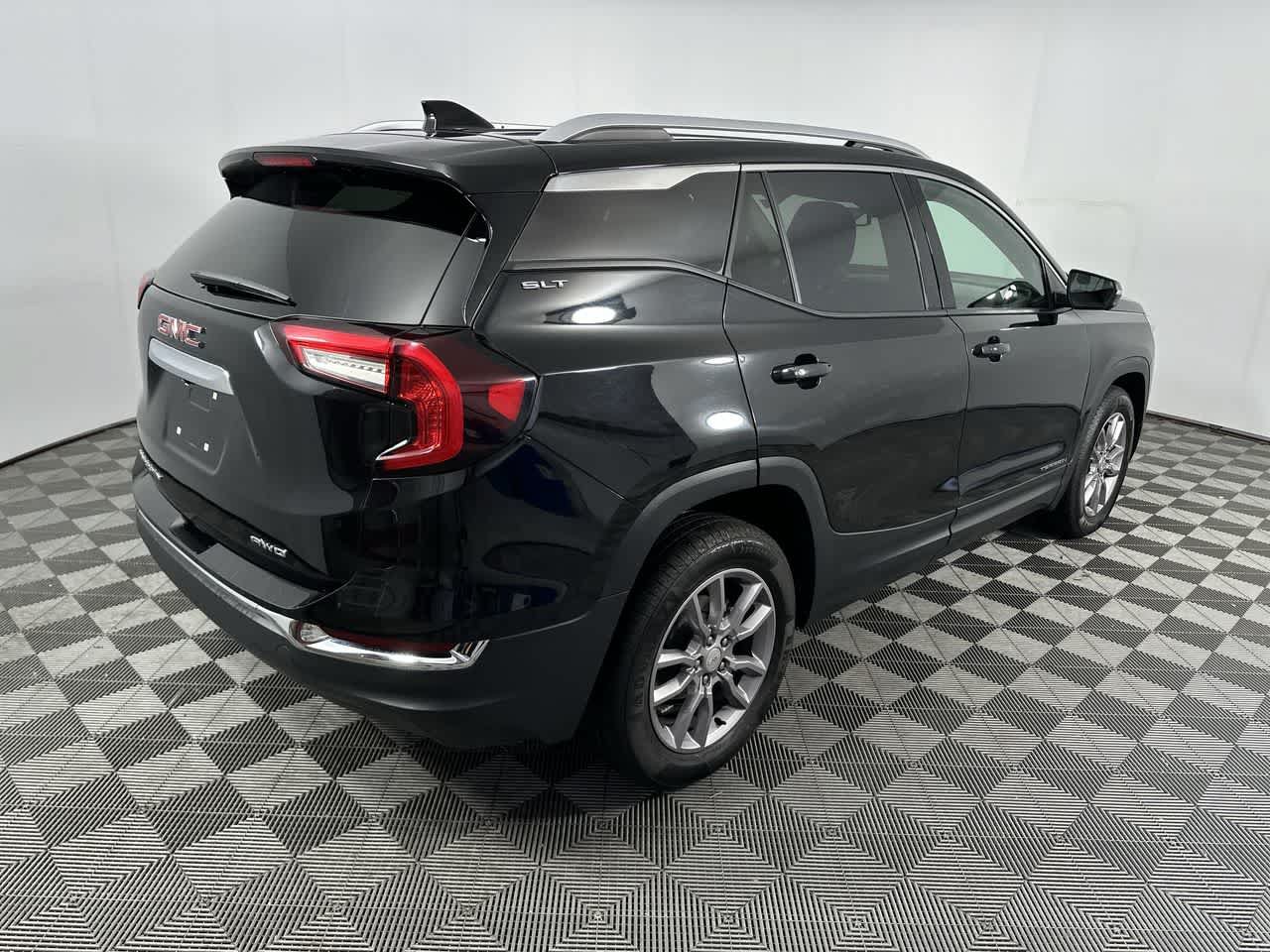 Used 2024 GMC Terrain SLT AWD/4WD image 8
