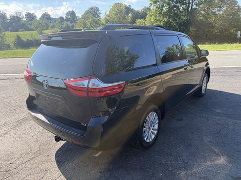 Used 2017 Toyota Sienna XLE w/ XLE Navigation Package FWD image 7