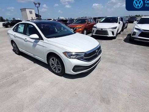 Used 2023 Volkswagen Jetta SE w/ Panoramic Sunroof Package FWD image 2