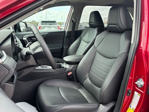 Used 2025 Toyota RAV4 XLE Premium image 8