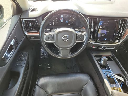 Used 2022 Volvo S60 B5 Momentum image 12